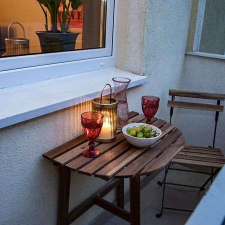 Apartament Przy Metrze Wierzbno Z Nuta Vintage Varsóvia Exterior foto